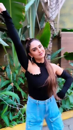 Krystle D'Souza Instagram - My favourite thing to do these days are ‘gaadi vich gediyaan listening to @nehakakkar and @rohanpreetsingh ‘s new song #GaadiKaali 
.
.

#NehaKakkar #Rohanpreet #Nehupreet