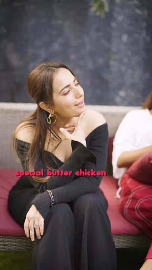 Kusha Kapila Instagram - who is the kamchor of your group🌚

Spending the day with your BFFs over a meal and chilled Coke, is my #RecipeForMagic🥤✨

#CocaColaIndia #RealMagic #Ad