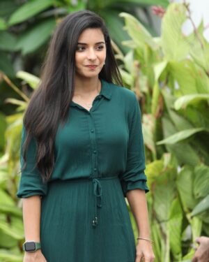 Lavanyaa Instagram - Self love is the highest frequency that attracts everything you desire🧚🏻‍♂️

Photography @prathap_kumar_murugan 

#me #lavan #selflove #frequency #high #lavanya #green #dark #naturephotography #beach #greenery #candid #attractive #pic #pictures #picture