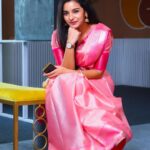 Lavanyaa Instagram - Unnodu vazhatha vazhvenna vazhvu 🤔 #saree #pink #lavanya #sareelove #traditional #aha #ahatamil #ramya #office #veramarioffice #tgic #indian #company Chennai, India