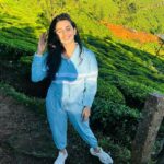 Lavanyaa Instagram - Believe in what you prayed for. #birthday #birthdaygirl #birthdayvibes #birthdaymorning #trecking #muunar #trip #friends #family#love #munar #kolukkumalai #hills #favorite #kolukkumalaipeak Kolukkumalai Peak