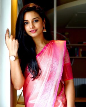 Lavanyaa Instagram - Unnodu vazhatha vazhvenna vazhvu 🤔

#saree #pink #lavanya #sareelove #traditional #aha #ahatamil #ramya #office #veramarioffice #tgic #indian #company