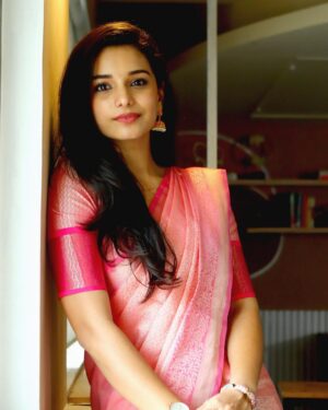 Lavanyaa Instagram - Unnodu vazhatha vazhvenna vazhvu 🤔

#saree #pink #lavanya #sareelove #traditional #aha #ahatamil #ramya #office #veramarioffice #tgic #indian #company