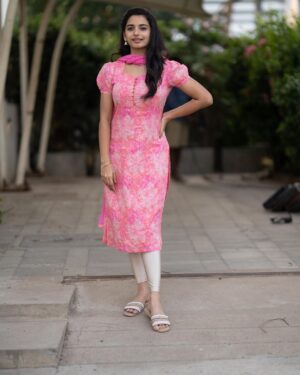 Lavanyaa Instagram - Being grateful for every single stage of life🤞🏻

Outfit @sambhaviboutique 
#gratefullness #great #life #stage #lifestyle #lifequotes #pink #chudi #ramya #vmo #office #instagood #instadaily #instamood