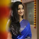 Lavanyaa Instagram - Happy me vs zone out me #saree #sareelover #blue #ramya #krishnajanmashtami #loosehair #candid #photography #office Chennai, India