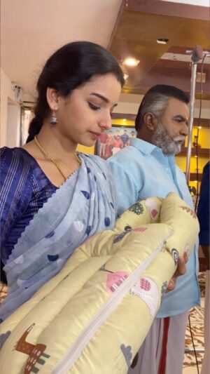 Lavanyaa Instagram - Hand fan as 👶🏻
🫣😂

#pandianstores❤ #pandianstores #mullai #mullaiattrocity #shoot #shooting #seriallife