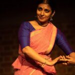 Leona Lishoy Instagram - Yasodhara ❣️ “An ideal daughter, an ideal woman, an ideal wife and presumably an ideal mother” . . . @kalyanee_mulay and I put up this show at @natanakairali with exactly one day’s rehearsal. With our constant support and cheerleaders @anjupeter_nrityankanam & @ameenashanavas80 who are also exceptional Mohiniyattam dancers, we got some genuine feedback and inputs that helped us discover Yasodhara in the shortest time we had. There were so many things magical about this evening- the stage, Venu sir and @kapilavenu in the audience, the warmth of Anju chechi and Ameena chechi, the undying spirit of Kalyanee and her belief in me, and the pure joy that comes with this tediously beautiful process ♥️ Thank you 🙏 Lighting -Rishab Music- Rajeevettan Costume- Anju chechi Accessories- Ameena chechi Hair- Amma 📸 @manojparameswaran Natanakairali