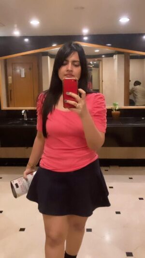 Leslie Tripathy Instagram - Self admiration💞