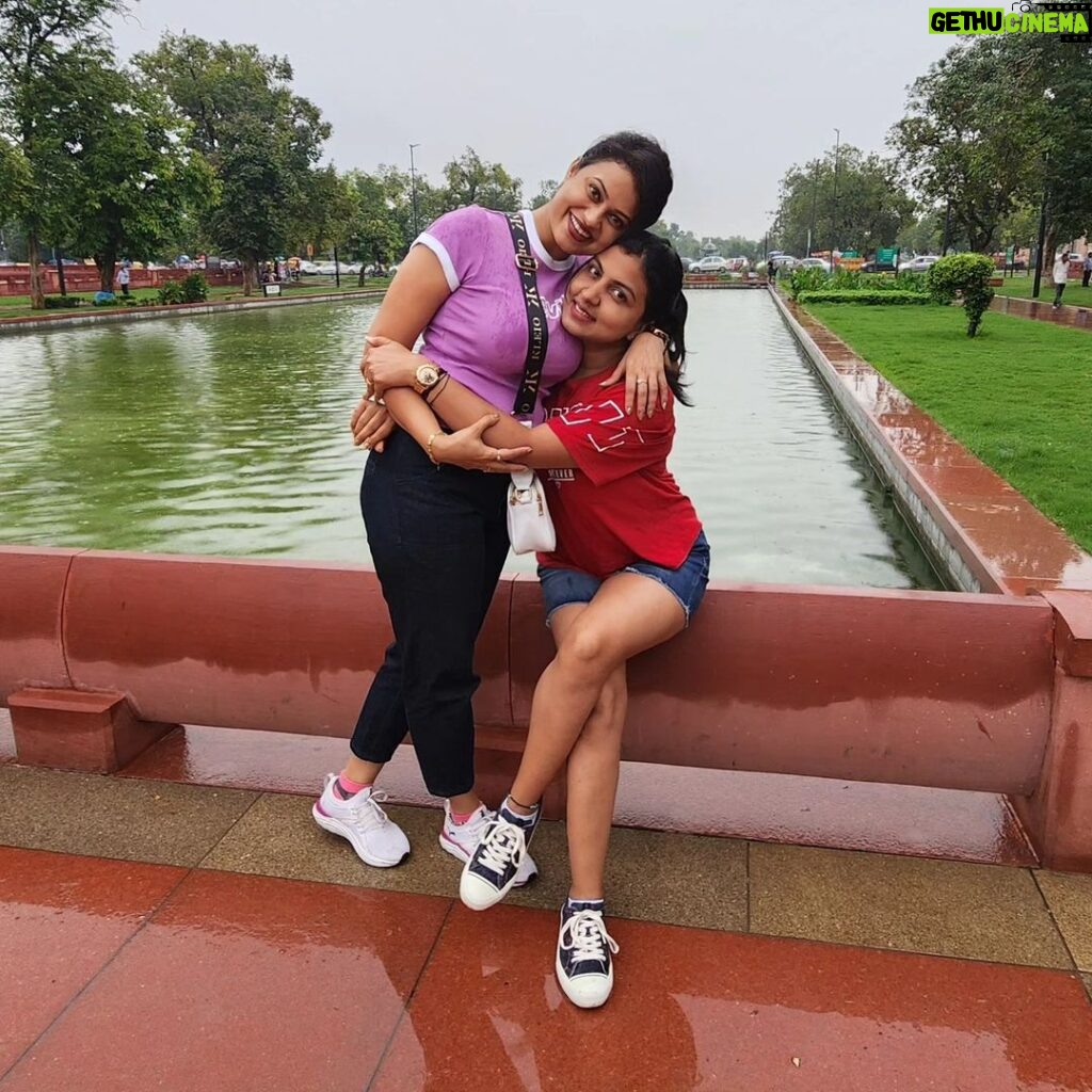 Lipi Mohapatra Instagram - Jab we met again 💜❤️💜 . . . #lipi #friendship #lipimohapatra #instalook #traveldiaries #childhoodfriends #happiness #blessed #life #dosti #friends India Gate , New Delhi