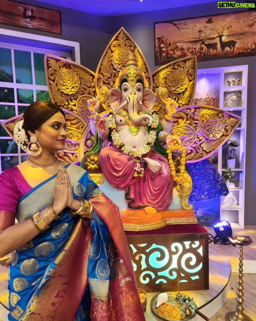 Lipi Mohapatra Instagram - Agyaan ke andhera hatakar gyaan ki roushni bharde mere Bappa.... SUBHA GANESH CHATURTHI 🙏 . . . #lipi #ganeshpuja #didino1 #ganeshchaturthi #festivlook #festival #bappa #bappamorya #blessed #pujavibes #puja #pujavibes