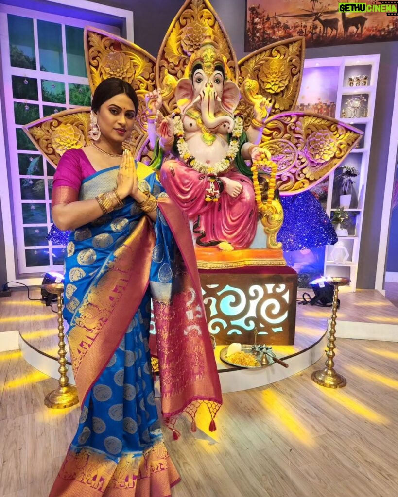 Lipi Mohapatra Instagram - Agyaan ke andhera hatakar gyaan ki roushni bharde mere Bappa.... SUBHA GANESH CHATURTHI 🙏 . . . #lipi #ganeshpuja #didino1 #ganeshchaturthi #festivlook #festival #bappa #bappamorya #blessed #pujavibes #puja #pujavibes