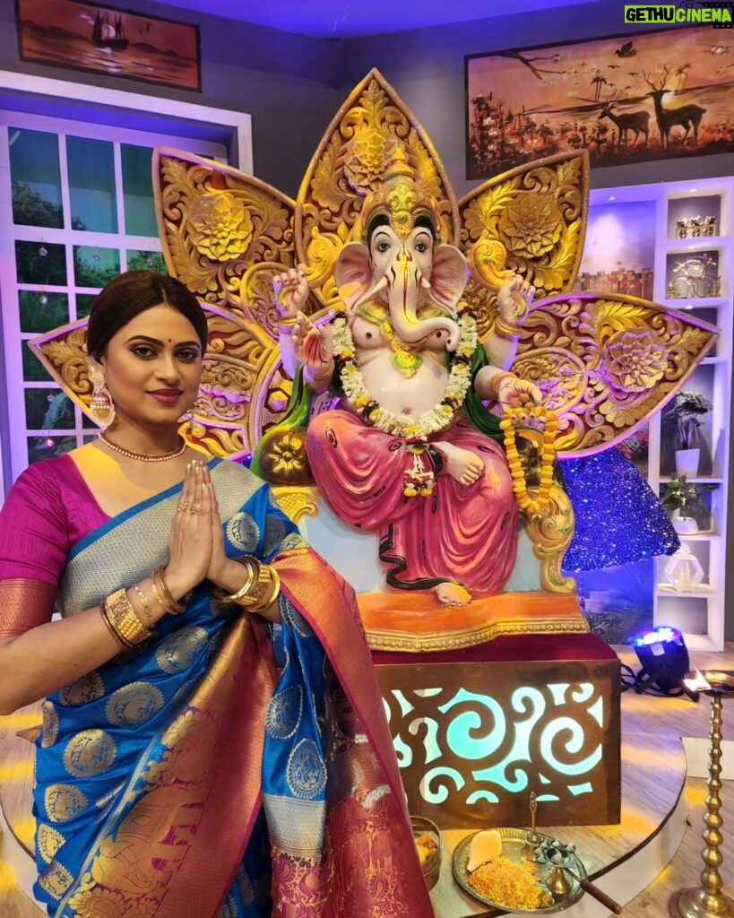 Lipi Mohapatra Instagram - Agyaan ke andhera hatakar gyaan ki roushni bharde mere Bappa.... SUBHA GANESH CHATURTHI 🙏 . . . #lipi #ganeshpuja #didino1 #ganeshchaturthi #festivlook #festival #bappa #bappamorya #blessed #pujavibes #puja #pujavibes