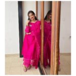 Loveleen Kaur Sasan Instagram - Festive season with @naazbynoor 💕⚡️ Champagne Shower Earrings @embelliebyg 💞💫
