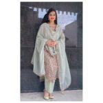 Loveleen Kaur Sasan Instagram - Wearing: @karaj_jaipur 🤩🤩