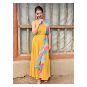 Loveleen Kaur Sasan Instagram - Beauty tip : being grateful makes you gorgeous 💜✨
.
.
.
.
.

Crushing on this outfit from: @aachho ✨

Earrings: @ruhhette ✨

Jutti: @themoccasinstudio ✨