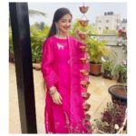 Loveleen Kaur Sasan Instagram - Festive season with @naazbynoor 💕⚡️ Champagne Shower Earrings @embelliebyg 💞💫