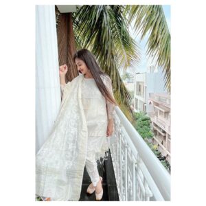 Loveleen Kaur Sasan Instagram - In love with this colour.. rich classy and yet elegant this @house_of_potli  is one cool stylish outfit for the summers.. be it indoors or outdoors this one is a closet essential :)

Wearing: @house_of_potli 🤩
Jutti: @kala.india 🤩