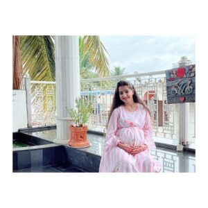 Loveleen Kaur Sasan Instagram - 🤰🤎

Outfit: @momzjoy 💕