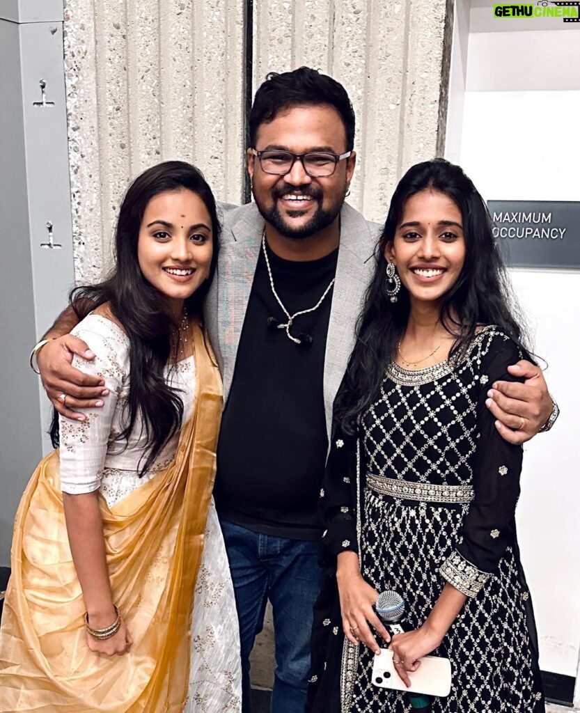 Maanasi G Kannan Instagram - The only thing that I can pay attention to in these pictures is, Chitramma holding my hand 😭❤️ @kschithra And one show with all the favourites!!💚 #maanasi #chitramma #sathyaprakash #priyankank #mukkuthimurugan Sacramento, California