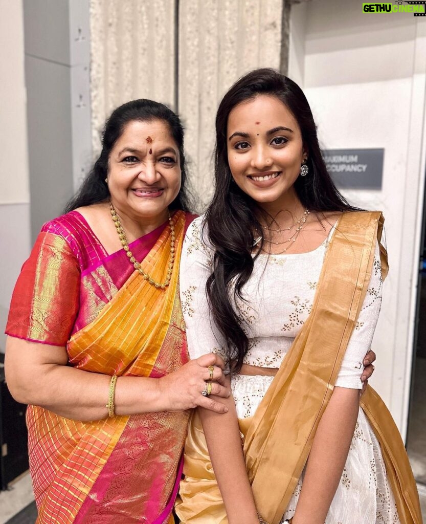 Maanasi G Kannan Instagram - The only thing that I can pay attention to in these pictures is, Chitramma holding my hand 😭❤️ @kschithra And one show with all the favourites!!💚 #maanasi #chitramma #sathyaprakash #priyankank #mukkuthimurugan Sacramento, California