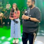 Maanasi G Kannan Instagram – This man and his energy!!!!🔥 The way he gives us our space on stage and the encouragement and appreciations from him!!!🥹❤️🔥
Grateful to have shared the stage with you sir!! @shankar.mahadevan ❤️
Thank you for this Fam @mediamasons @myeventsintl @ravoofa.h.k mam ❤️ @prathimacuppala mam❤️ 

VC – @camcrowphotographi annee ❤️

#maanasi #shankarmahadevan #uppukaruvadu #stage #rehearsal #concert #malaysia