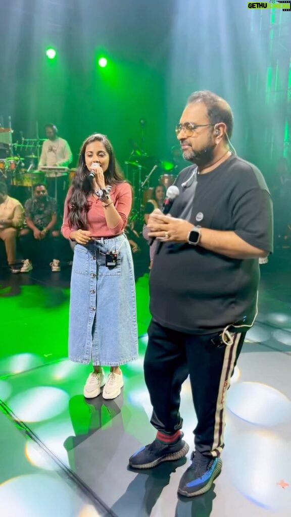 Maanasi G Kannan Instagram - This man and his energy!!!!🔥 The way he gives us our space on stage and the encouragement and appreciations from him!!!🥹❤️🔥 Grateful to have shared the stage with you sir!! @shankar.mahadevan ❤️ Thank you for this Fam @mediamasons @myeventsintl @ravoofa.h.k mam ❤️ @prathimacuppala mam❤️ VC - @camcrowphotographi annee ❤️ #maanasi #shankarmahadevan #uppukaruvadu #stage #rehearsal #concert #malaysia