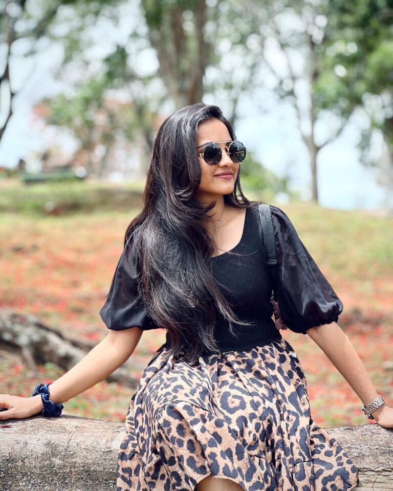 Maanasi G Kannan Instagram - Hello!🖤 Pc : @viswakash #maanasi #coorg #insta #vacation