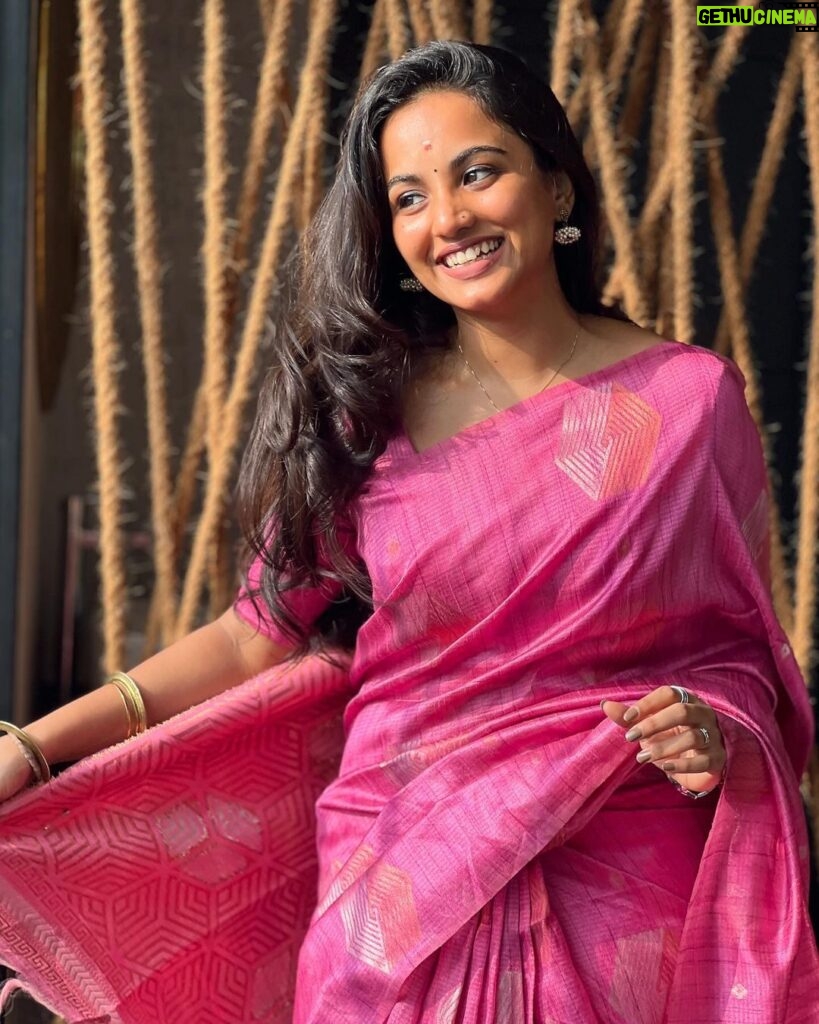 Maanasi G Kannan Instagram - Happy Diwali Makkaley!!!💖 Pc - @priyankank 😘 #maanasi #maanasisupersinger #diwali #post #saree #pink #happiest