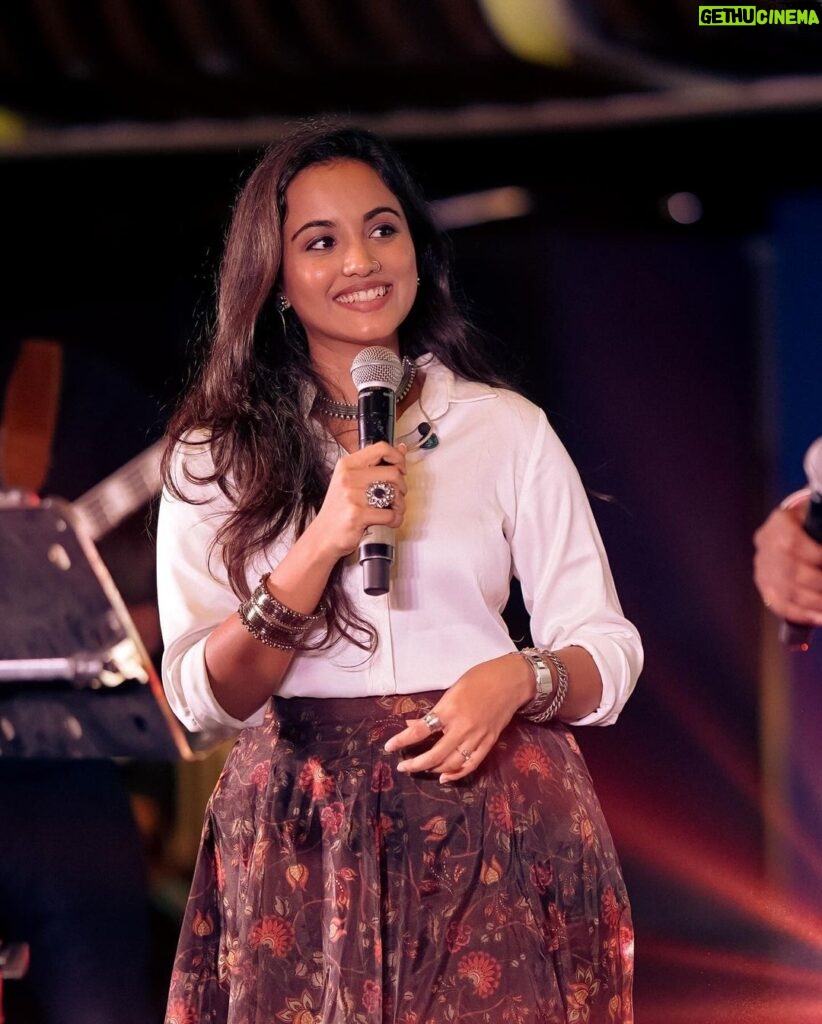 Maanasi G Kannan Instagram - Only smiless when on stage!!💚🧿 PC- @a.lens.man ❤️‍🔥 Ps- yes, I’m obsessed with my happiness on stage!🧿 #maanasi #maanasisupersinger #supersinger #singer #performer #stage #performance #happy #happiest #happyplace