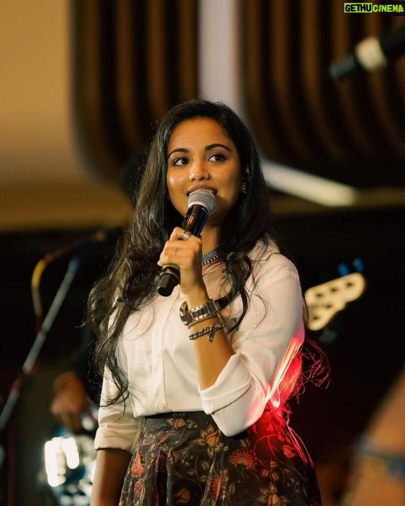 Maanasi G Kannan Instagram - Only smiless when on stage!!💚🧿 PC- @a.lens.man ❤️‍🔥 Ps- yes, I’m obsessed with my happiness on stage!🧿 #maanasi #maanasisupersinger #supersinger #singer #performer #stage #performance #happy #happiest #happyplace