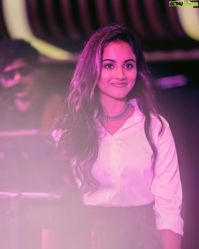 Maanasi G Kannan Instagram - Only smiless when on stage!!💚🧿 PC- @a.lens.man ❤️‍🔥 Ps- yes, I’m obsessed with my happiness on stage!🧿 #maanasi #maanasisupersinger #supersinger #singer #performer #stage #performance #happy #happiest #happyplace