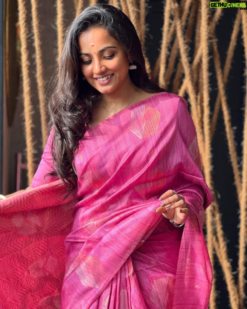 Maanasi G Kannan Instagram - Happy Diwali Makkaley!!!💖 Pc - @priyankank 😘 #maanasi #maanasisupersinger #diwali #post #saree #pink #happiest