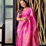 Maanasi G Kannan Instagram – Happy Diwali Makkaley!!!💖

Pc – @priyankank 😘

#maanasi #maanasisupersinger #diwali #post #saree #pink #happiest