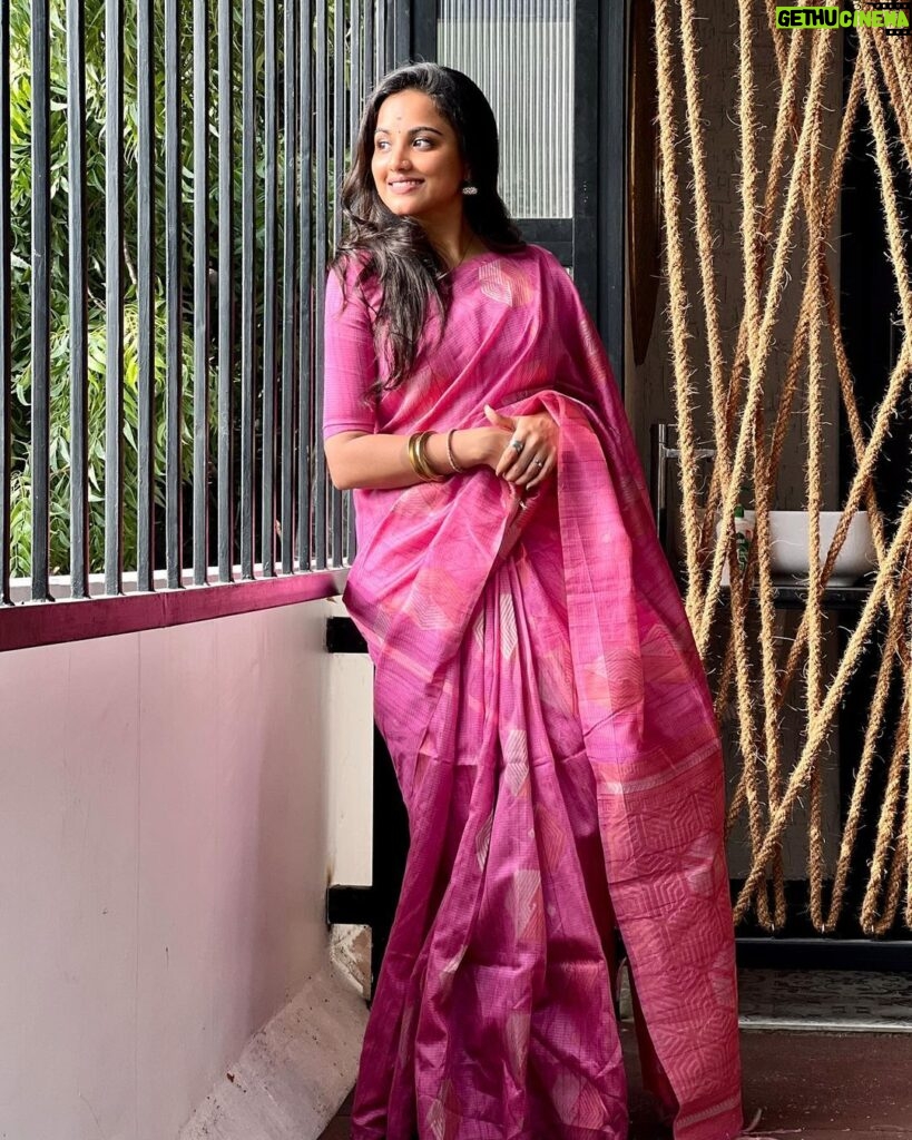 Maanasi G Kannan Instagram - Happy Diwali Makkaley!!!💖 Pc - @priyankank 😘 #maanasi #maanasisupersinger #diwali #post #saree #pink #happiest