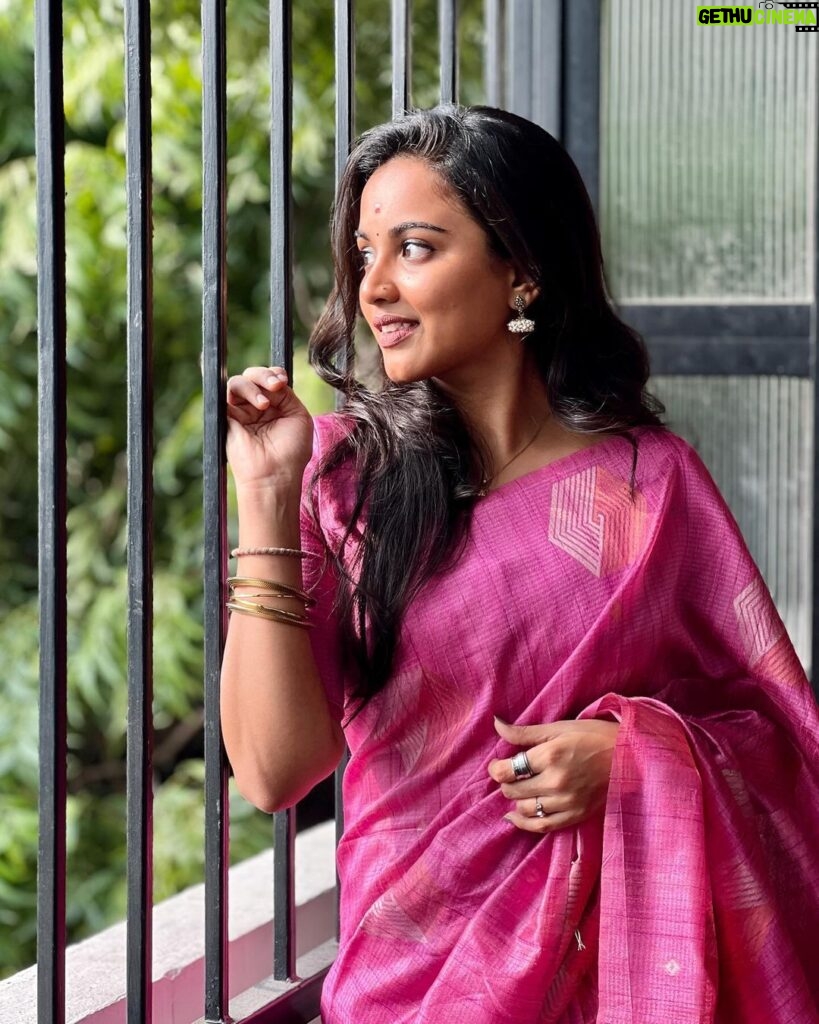 Maanasi G Kannan Instagram - Happy Diwali Makkaley!!!💖 Pc - @priyankank 😘 #maanasi #maanasisupersinger #diwali #post #saree #pink #happiest