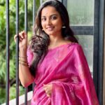 Maanasi G Kannan Instagram - Happy Diwali Makkaley!!!💖 Pc - @priyankank 😘 #maanasi #maanasisupersinger #diwali #post #saree #pink #happiest