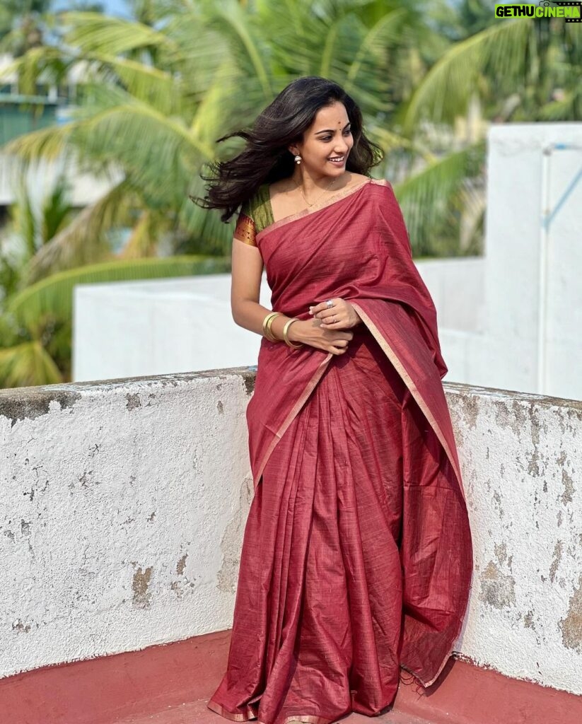 Maanasi G Kannan Instagram - Always a saree girl!❤️ Pc - @viswakash ♥️ #maanasi #maanasisupersinger #saree #vijayadhasami #traditional #sareegirl