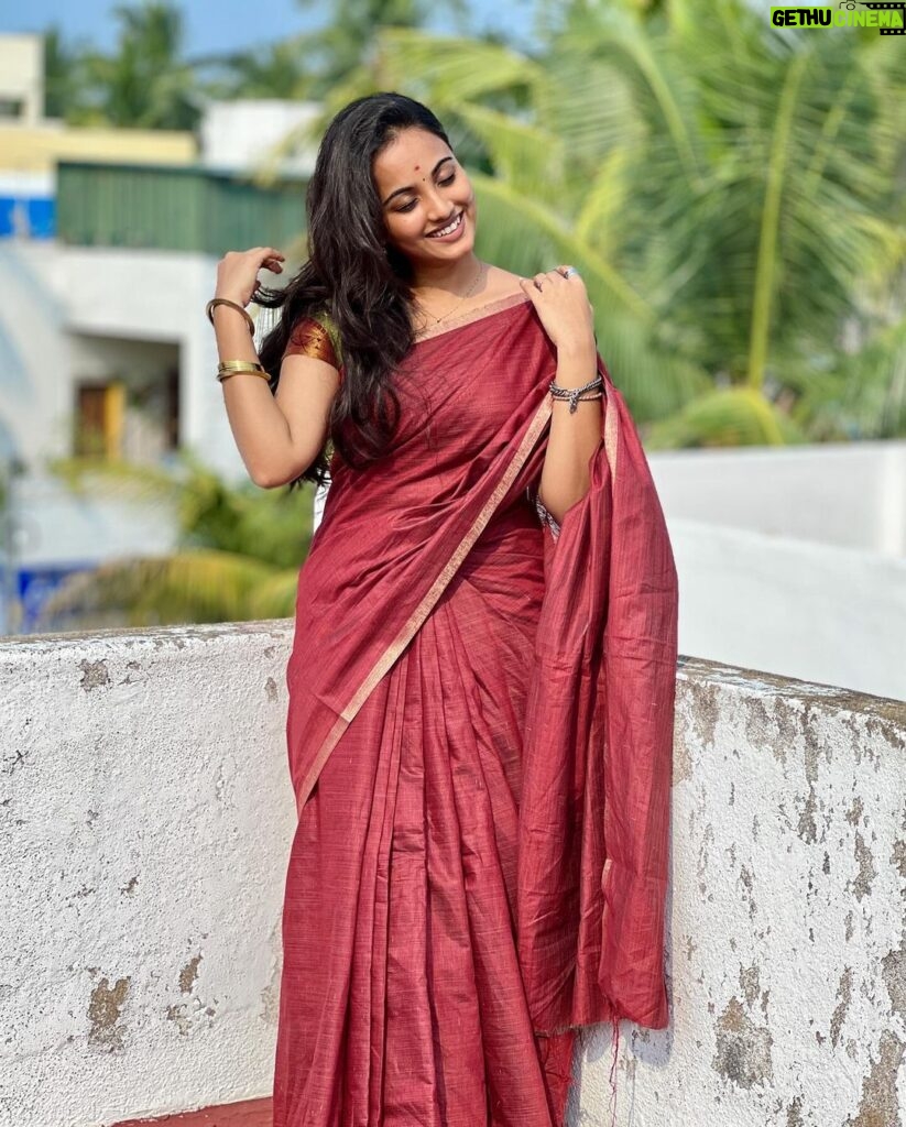 Maanasi G Kannan Instagram - Always a saree girl!❤️ Pc - @viswakash ♥️ #maanasi #maanasisupersinger #saree #vijayadhasami #traditional #sareegirl