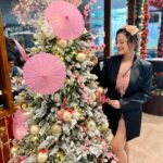 Madalsa Sharma Instagram - ‘Tis the season to be jolly.🌲❤️😍🎅 . . . . #christmas #feelingchristmassy #madalsasharma #mimohchakraborty #kavya #jinglebells #hohoho #santaclausiscomingtotown