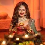 Madalsa Sharma Instagram - Look at the bright side its the festival of love and lights🪔✨🫶💖 #HappyDiwali #festivaloflights Managed by @didooshruti 📸 @artographybysagar Wearing- @romaa_agarwal