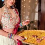 Madalsa Sharma Instagram - Ishq Pyaar aur Mohabbat to all of you this festive season from me❤️✨ . . . . #diwali #festive #madalsasharma #reels #reelsinstagram #madalsasharma #kavya #videooftheday #instadaily #instavideo #instagood #instamood #mood #trending #trendingreels #reelitfeelit #reelkarofeelkaro #reeloftheday #reelit #love #actorslife