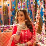 Madalsa Sharma Instagram - My mood swings be like….🤪😝 . . . . #reels #reelsinstagram #madalsasharma #kavya #videooftheday #instadaily #instavideo #instagood #instamood #mood #trending #trendingreels #reelitfeelit #reelkarofeelkaro #reeloftheday #reelit #love #actorslife