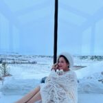Madalsa Sharma Instagram - Just queening in my cabin in the snow….❄️☃️🤍 . . . . #whitechristmas #christmas #madalsasharma #iceland #panoramaglasslodge #instagood #instadaily #instamood #instapic #snow #cabininthesnow #love #gratitude Panorama Glass Lodge Iceland
