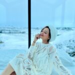Madalsa Sharma Instagram - Just queening in my cabin in the snow….❄️☃️🤍 . . . . #whitechristmas #christmas #madalsasharma #iceland #panoramaglasslodge #instagood #instadaily #instamood #instapic #snow #cabininthesnow #love #gratitude Panorama Glass Lodge Iceland