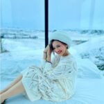 Madalsa Sharma Instagram - Just queening in my cabin in the snow….❄️☃️🤍 . . . . #whitechristmas #christmas #madalsasharma #iceland #panoramaglasslodge #instagood #instadaily #instamood #instapic #snow #cabininthesnow #love #gratitude Panorama Glass Lodge Iceland