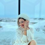 Madalsa Sharma Instagram - Just queening in my cabin in the snow….❄️☃️🤍 . . . . #whitechristmas #christmas #madalsasharma #iceland #panoramaglasslodge #instagood #instadaily #instamood #instapic #snow #cabininthesnow #love #gratitude Panorama Glass Lodge Iceland