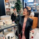 Madalsa Sharma Instagram - ‘Tis the season to be jolly.🌲❤️😍🎅 . . . . #christmas #feelingchristmassy #madalsasharma #mimohchakraborty #kavya #jinglebells #hohoho #santaclausiscomingtotown