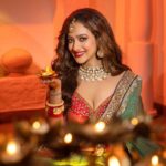 Madalsa Sharma Instagram - Look at the bright side its the festival of love and lights🪔✨🫶💖 #HappyDiwali #festivaloflights Managed by @didooshruti 📸 @artographybysagar Wearing- @romaa_agarwal