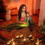 Madalsa Sharma Instagram - Look at the bright side its the festival of love and lights🪔✨🫶💖 #HappyDiwali #festivaloflights Managed by @didooshruti 📸 @artographybysagar Wearing- @romaa_agarwal