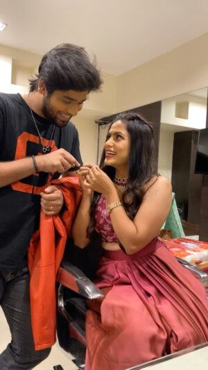 Madhumitha H Instagram - Hi Shruthi sorry deepa illa illa @madhumitha.h_official 😂🙌🏼 
Makeover & VC : @artistrybygayu 🙌🏼

#aswathchandrasekar #vjaswath #aswath #suntv #madhumitha #janani #ethirneechal #ranjithame #kaadhalilsodhapuvadhuepadi #instareels #reelitfeelit